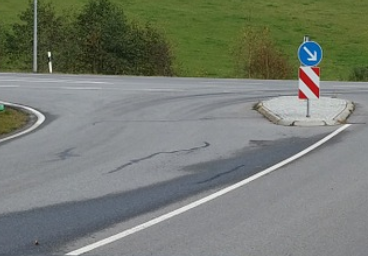 Von Straße abgekommen: Fahrt über Verkehrsinsel