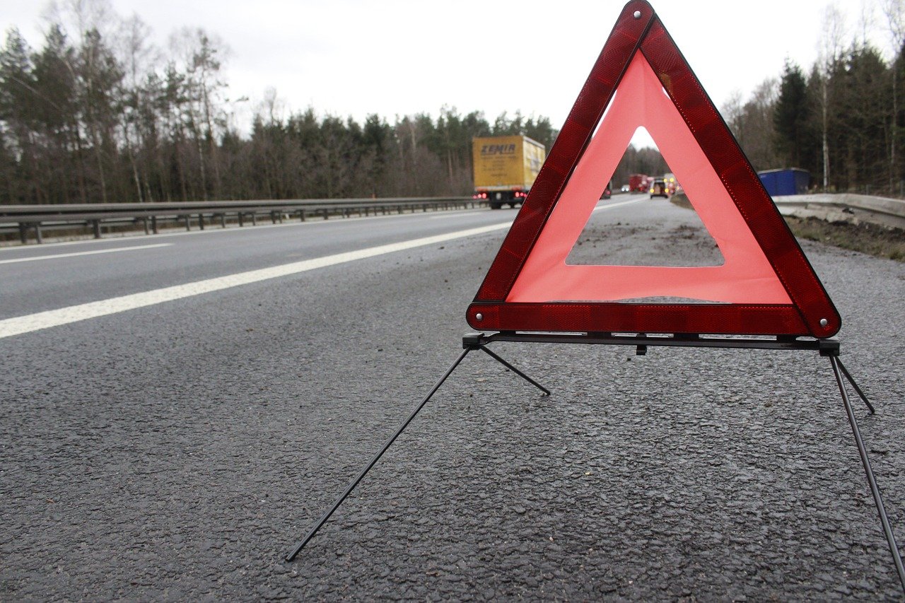 Unfall wegen überholendem Auto: Fahrer flüchtet
