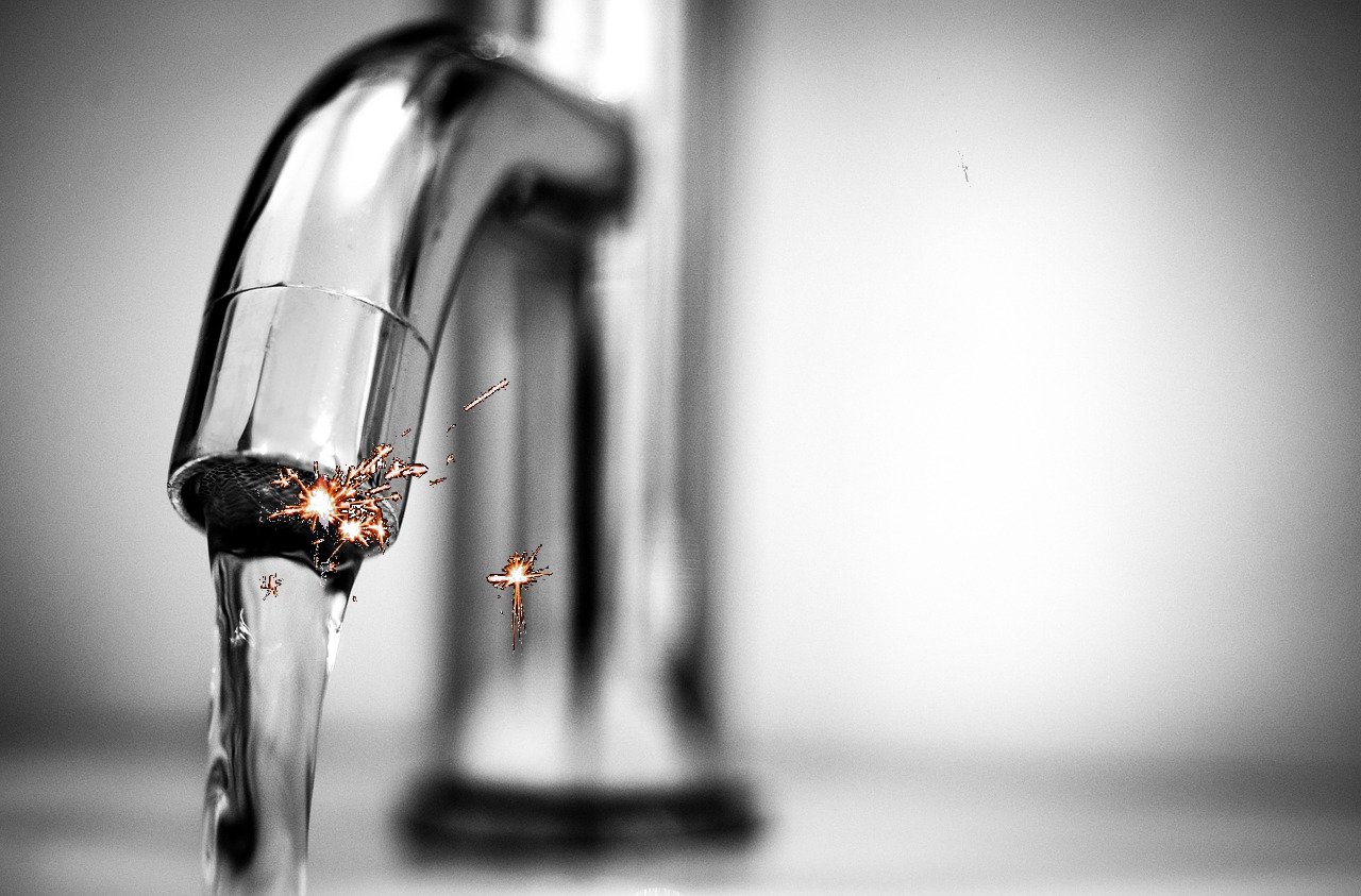 Kurioser Einsatz: Ein Wasserhahn der Funken sprüht?