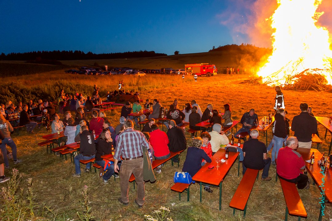 Bis über die Stadtgrenzen hinaus: Flammen erleuchten Nussberg