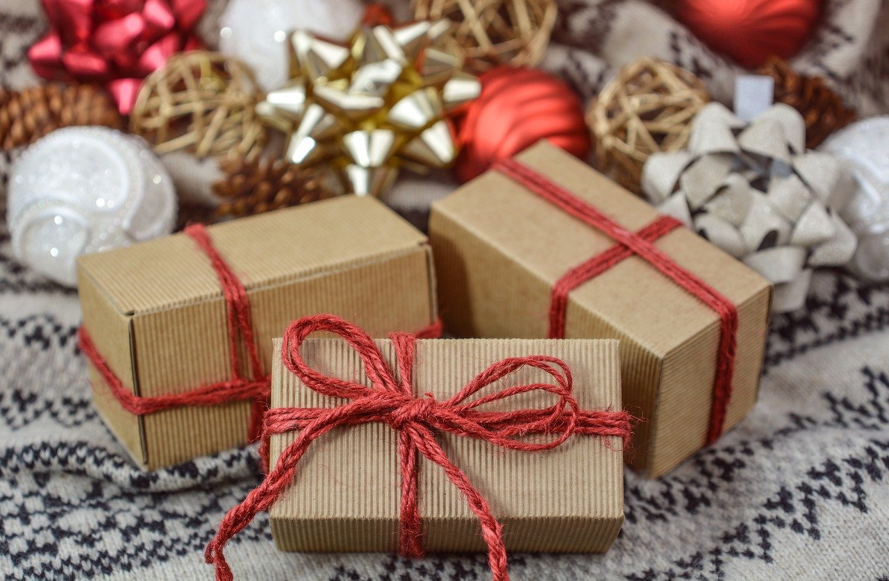 Liebe im Karton: Tafel verteilt Weihnachtspäckchen