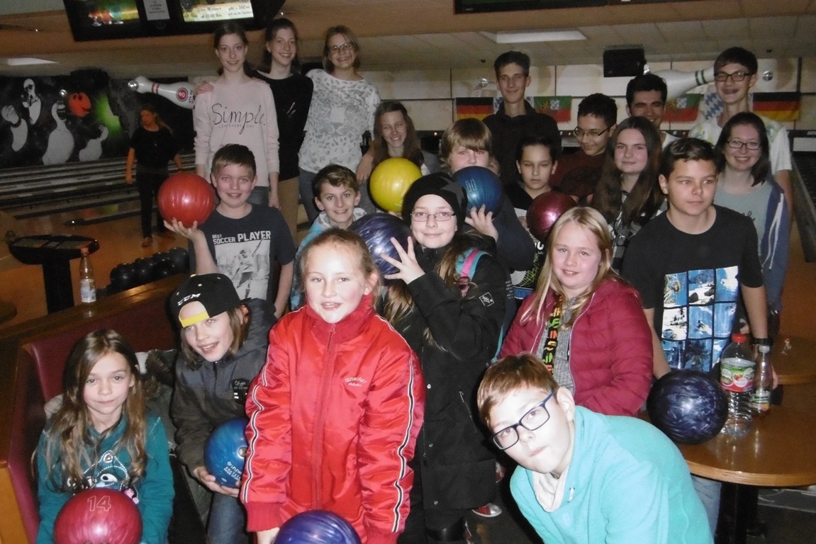 Strikes im Doppelpack: Minisausflug in Bowlingwelt stärkt Zusammenhalt