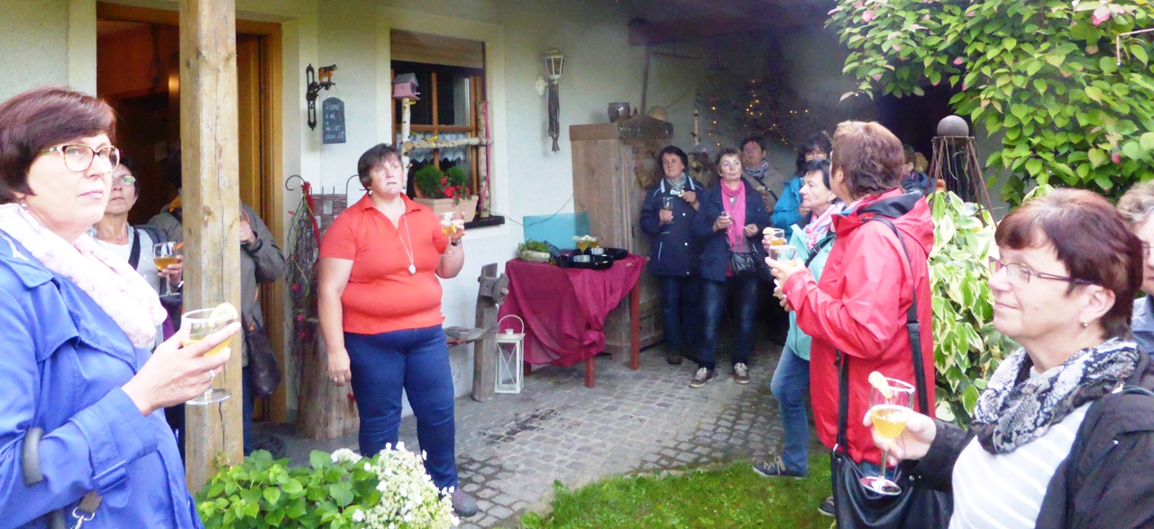 Frauenbund besichtigt Garten in Bodenreuth