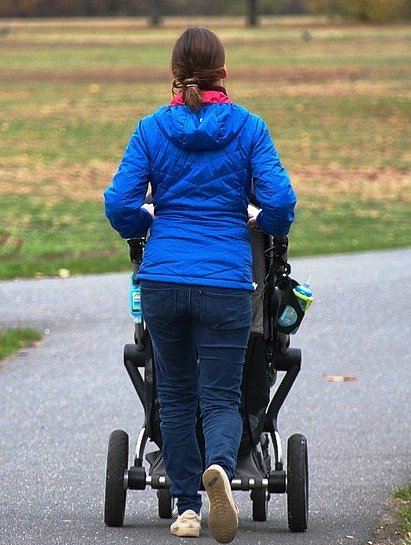 Autofahrer fährt Frau und zwei Kinder an