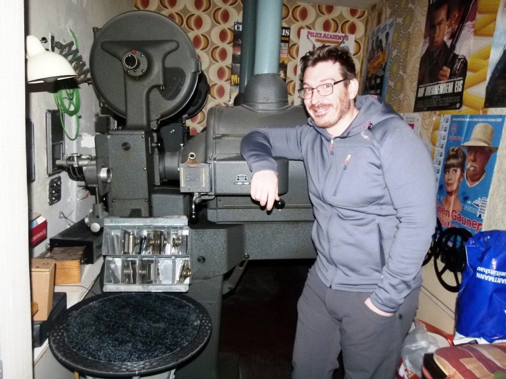 Zauberer verwandelt Opas Kino in ein magisches Schlosstheater