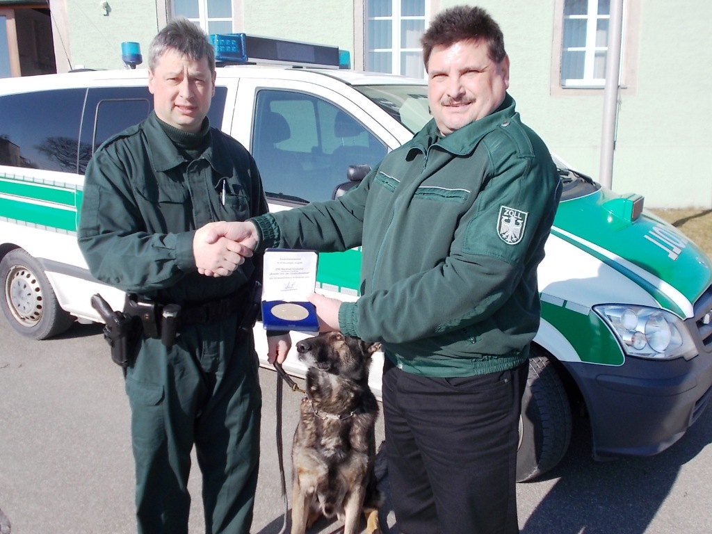 Über 500 Gramm Drogen erschnüffelt: Auszeichnung für Spürhund „Bronko“ und sein Herrchen
