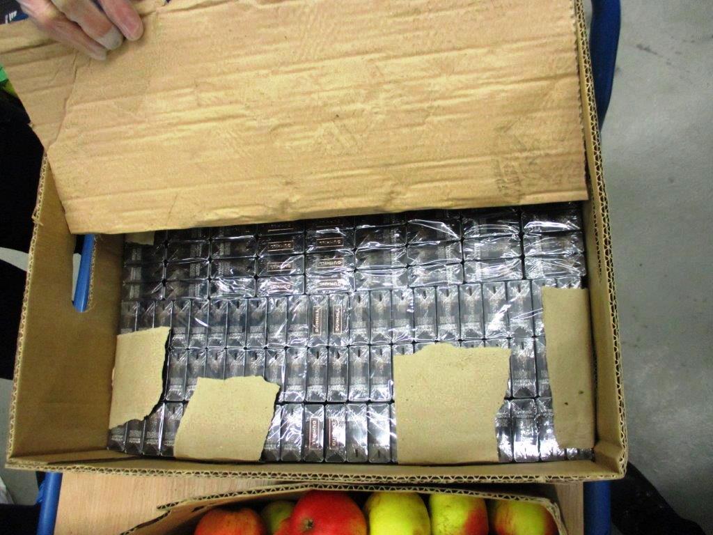 Obstschachteln mit doppeltem Boden: Zigarettenschmuggler überführt