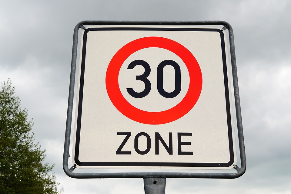 Verkehrszeichen, Motorradhelm und Ladekabel gestohlen