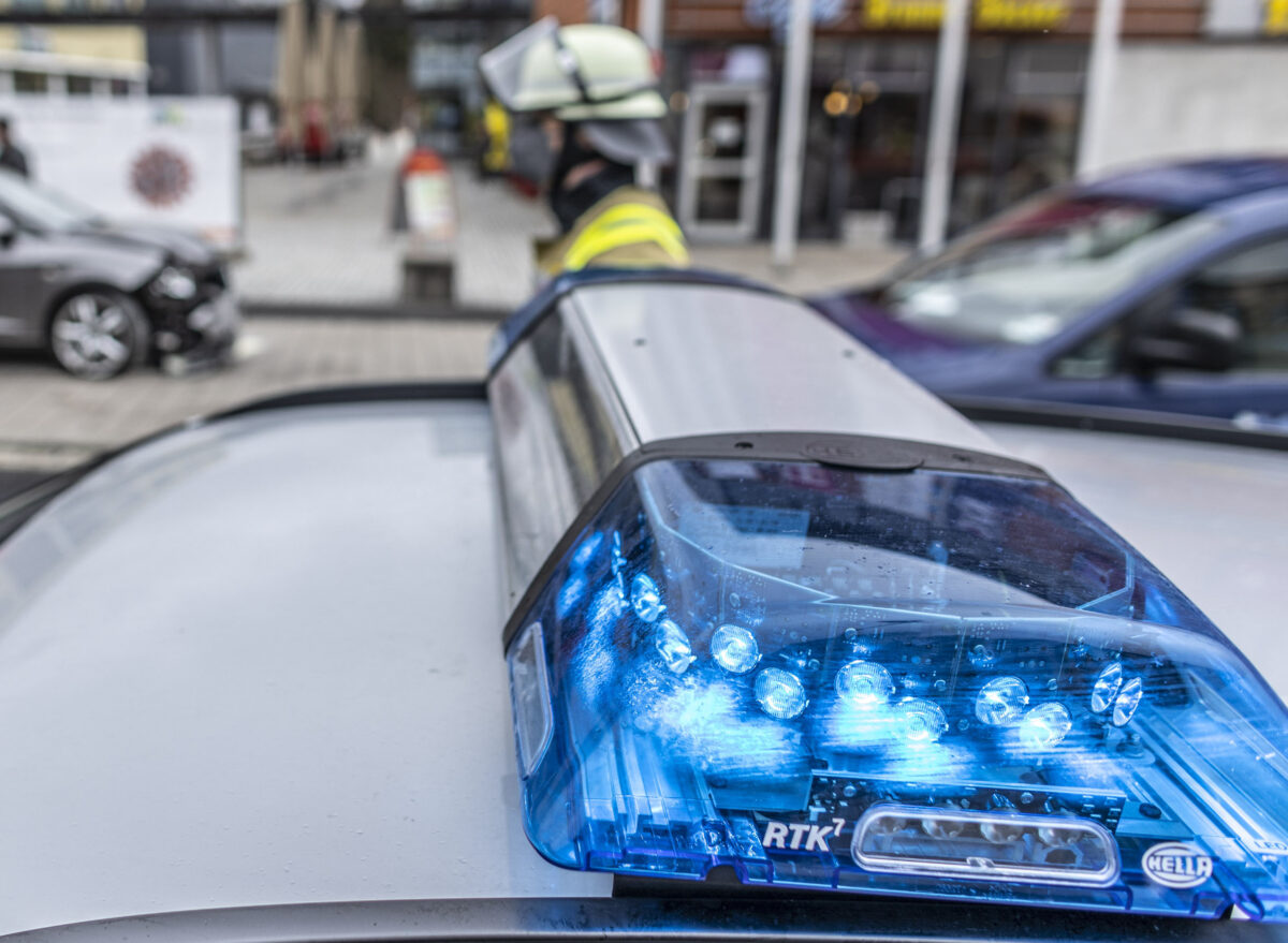 Auto fährt Fußgänger (82) an