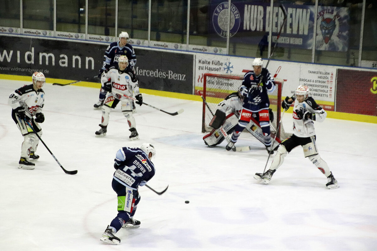 Spitzen-Krimi: Blue Devils kochen Memminger Indians im Penaltyschießen weich