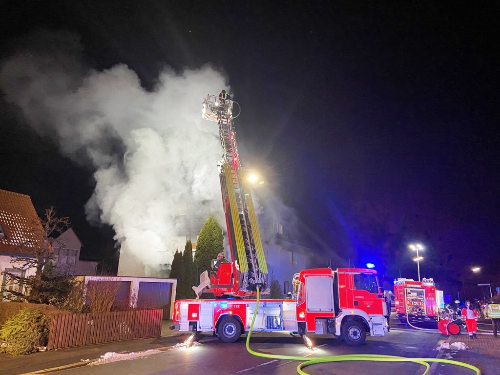 [Update] Mehrfamilienhaus brennt: 16 Personen gerettet