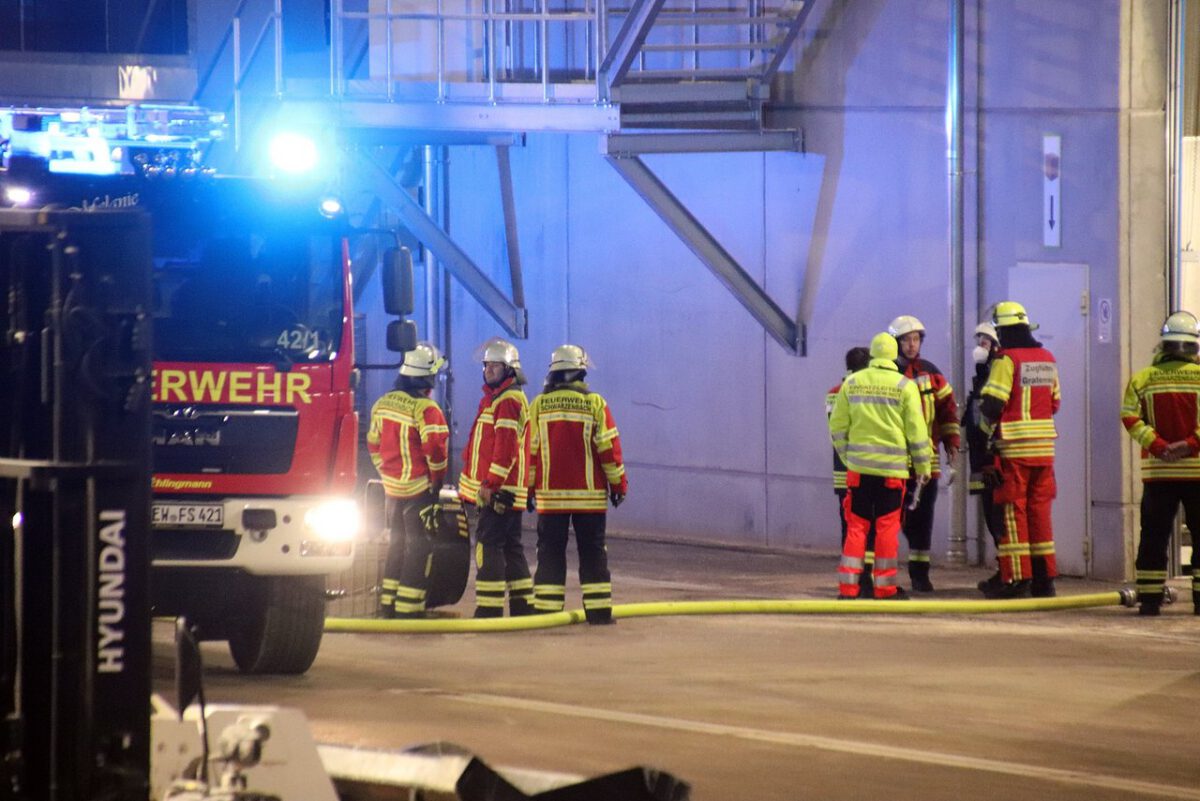 Brand im Gewerbegebiet: 152 Feuerwehrkräfte im Einsatz