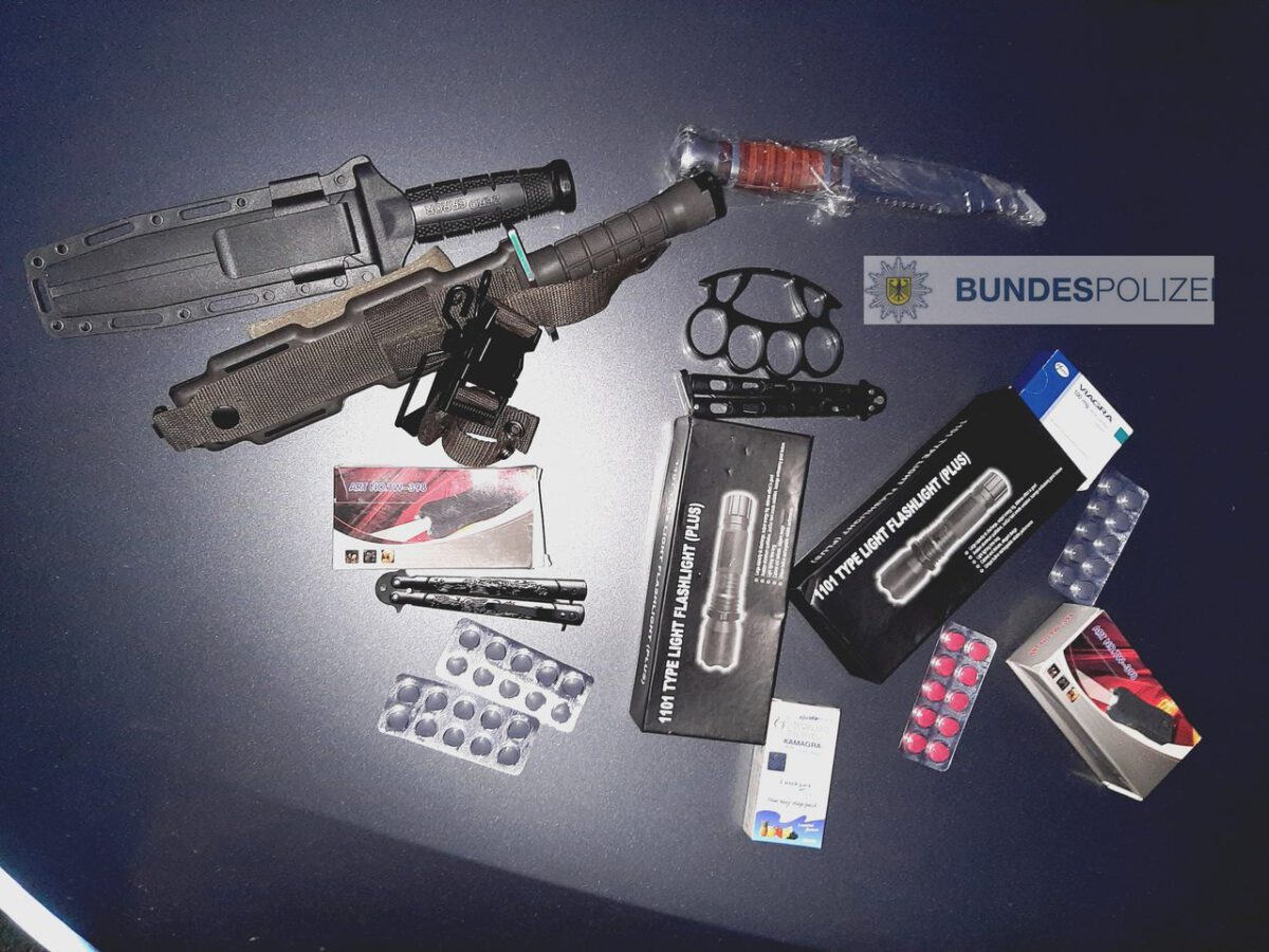 Waffen- und Pillenschmuggel aufgedeckt
