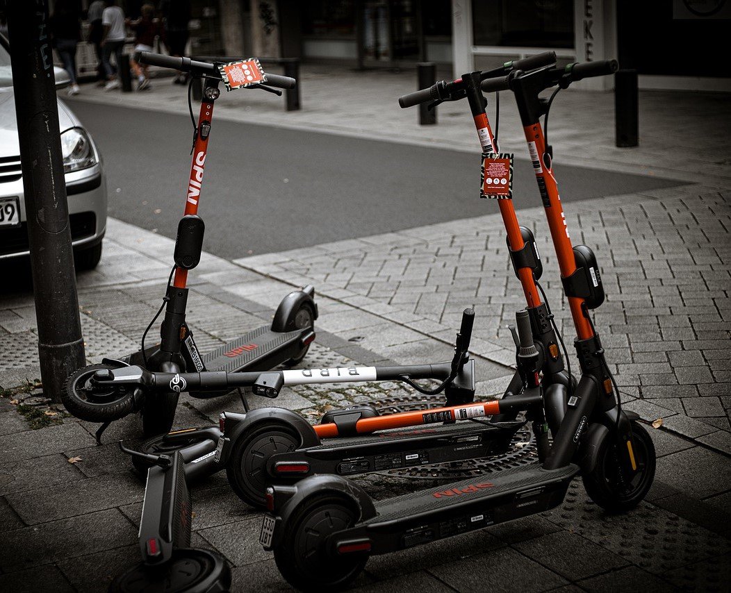 Kind von E-Scooter angefahren – Fahrer flüchtet