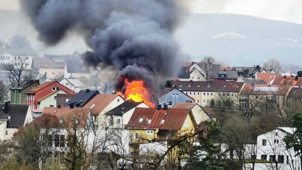 [Update] Großeinsatz in Neustadt: Werkstattgebäude brennt [Video]