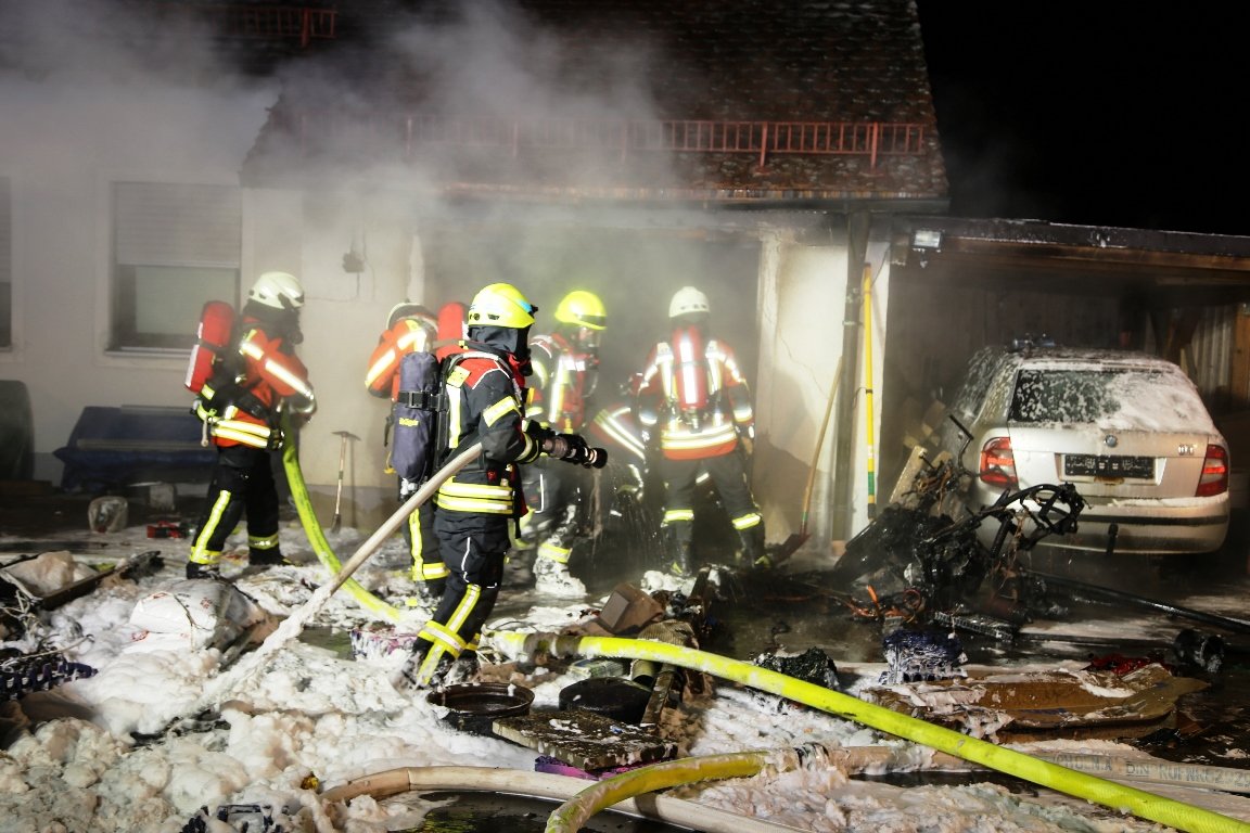 Feuer in Garage: Mann schwer verletzt