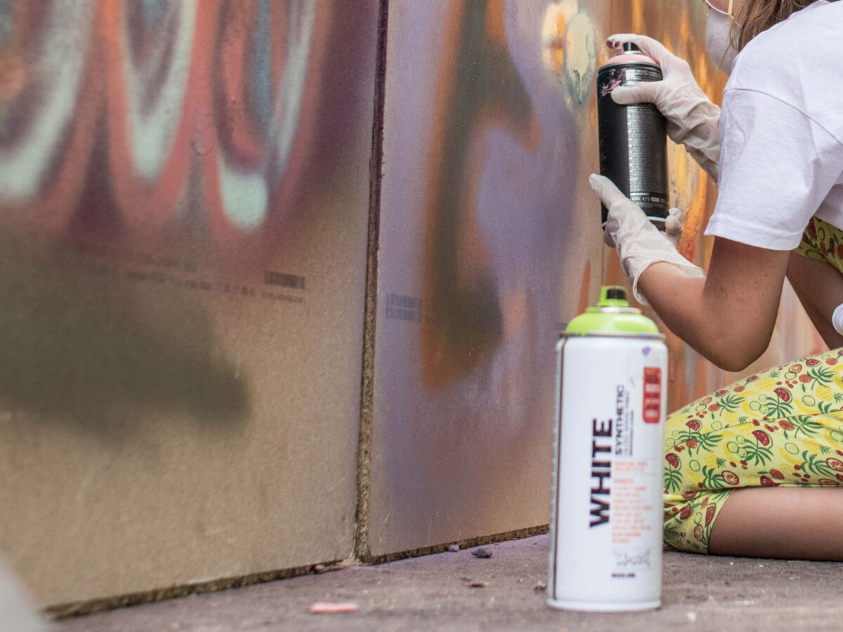 Hauswand mit Graffiti beschmiert