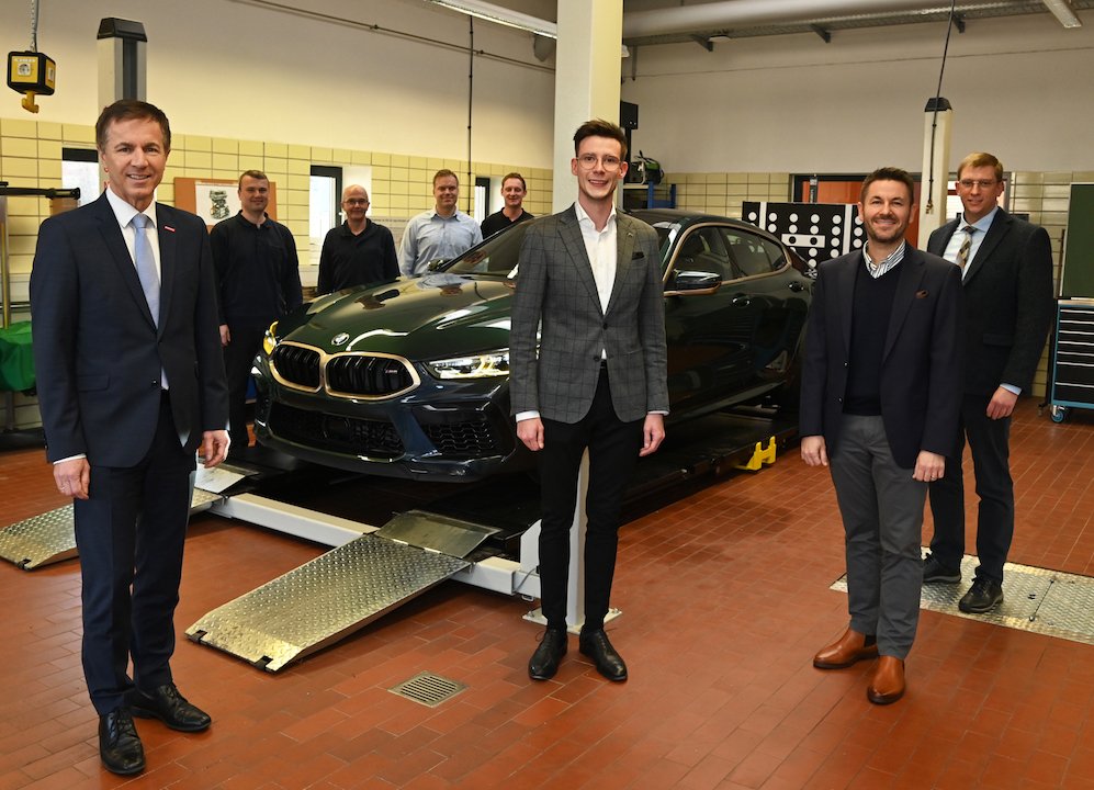 Teurer Sportwagen rollt in die Lehrwerkstatt