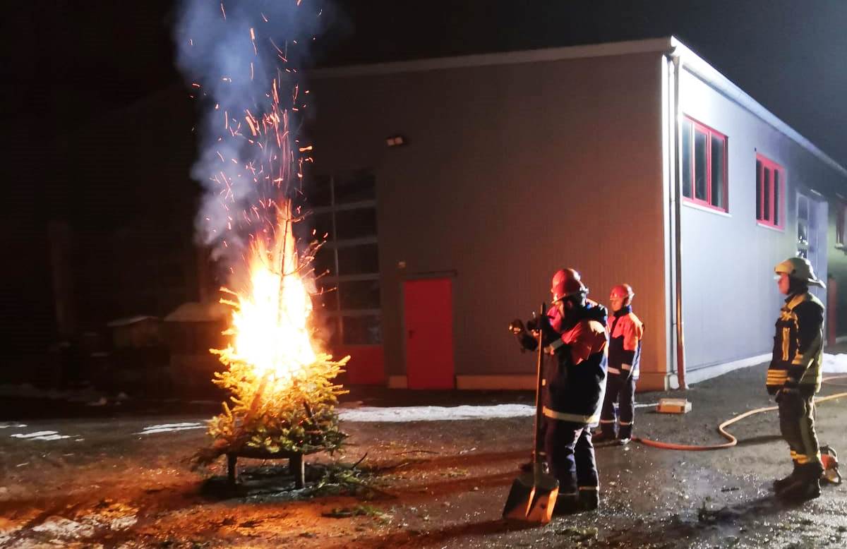 Christbäume werden zu Übungsgeräten