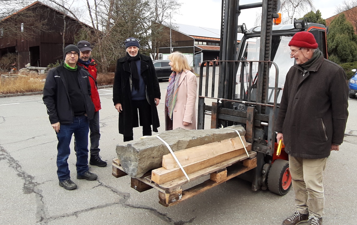 Kunstverein nimmt Basaltsäule in Empfang
