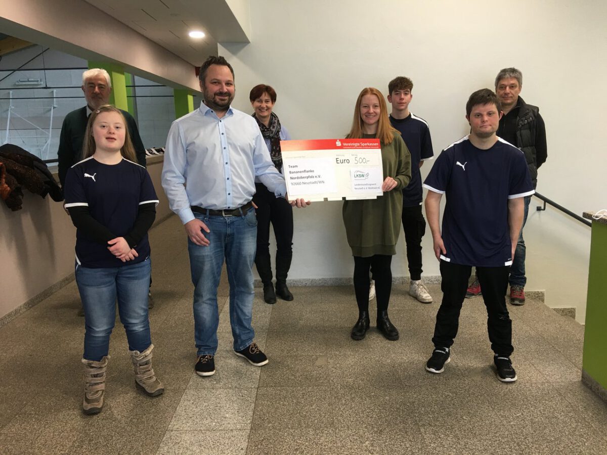 1.000 Euro für Bananenflanke und Hospiz