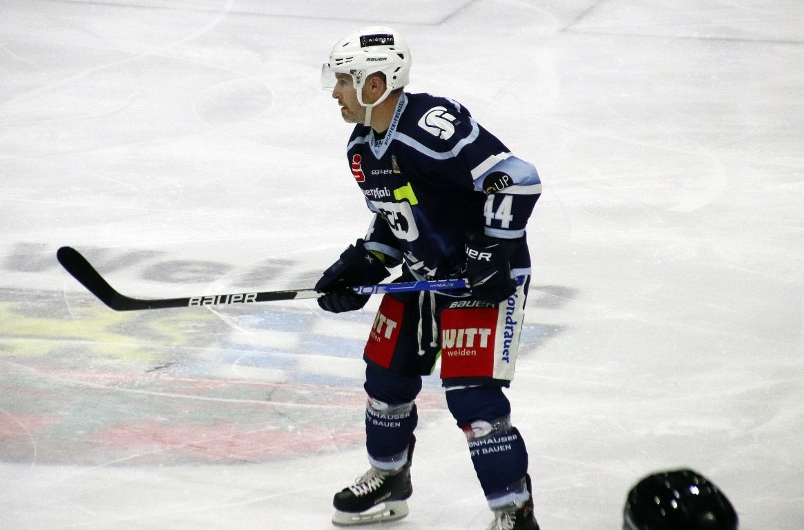 Erst zäh, dann olé: Blue Devils fegen Lindau Islanders vom Eis