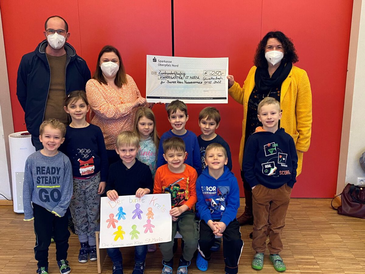 Kindergartenkinder unterstützen Bunten Kreis