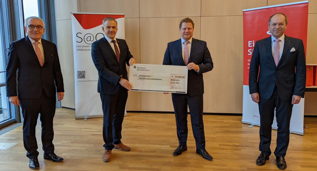 An der Seite der Vereine: Spende der Sparkasse Oberpfalz Nord
