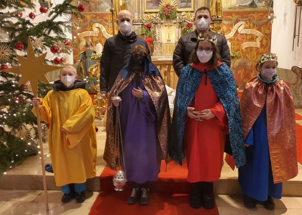 Gläubige besuchen Sternsinger in der Kirche