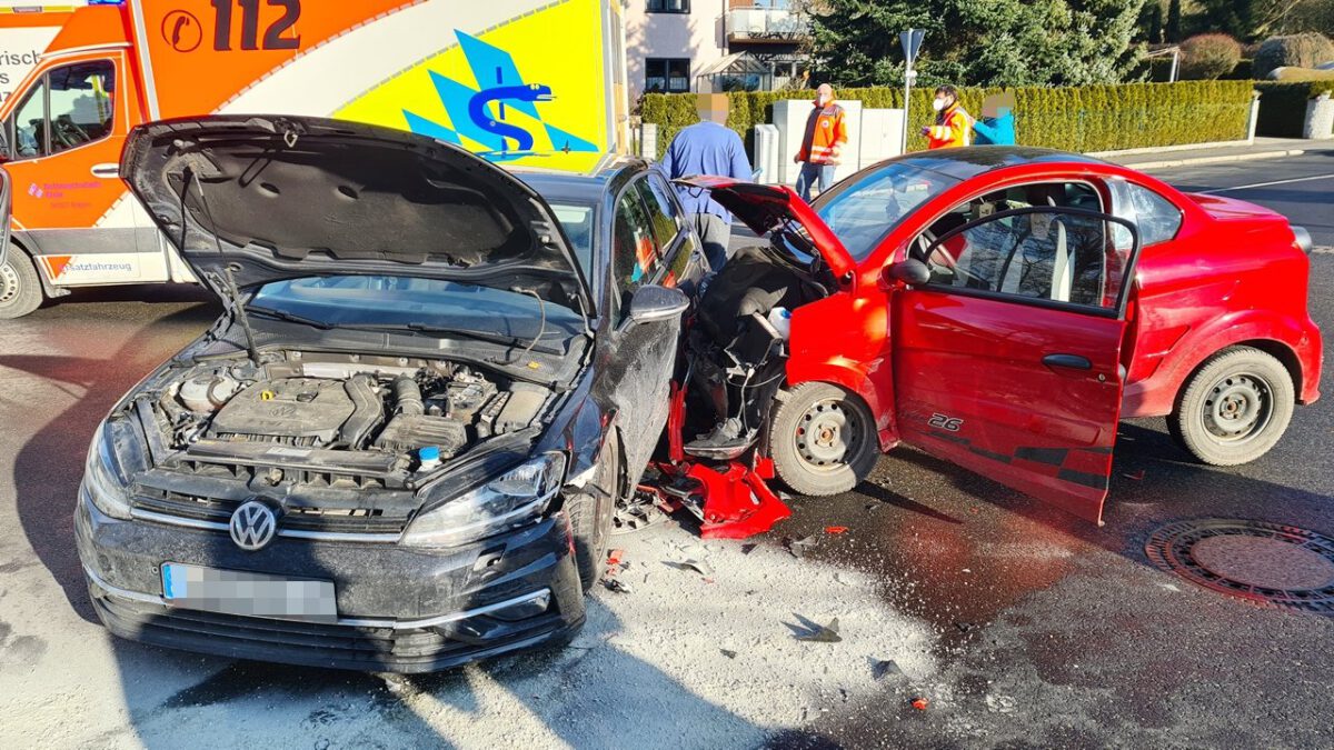 Vorfahrt genommen: Zwei Verletzte