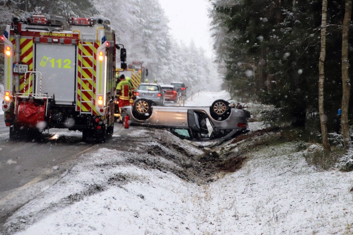 Wegen schneebedeckter Fahrbahn: Auto überschlägt sich