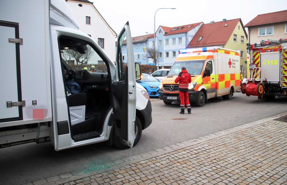 Lieferwagen kracht gegen Hausmauer