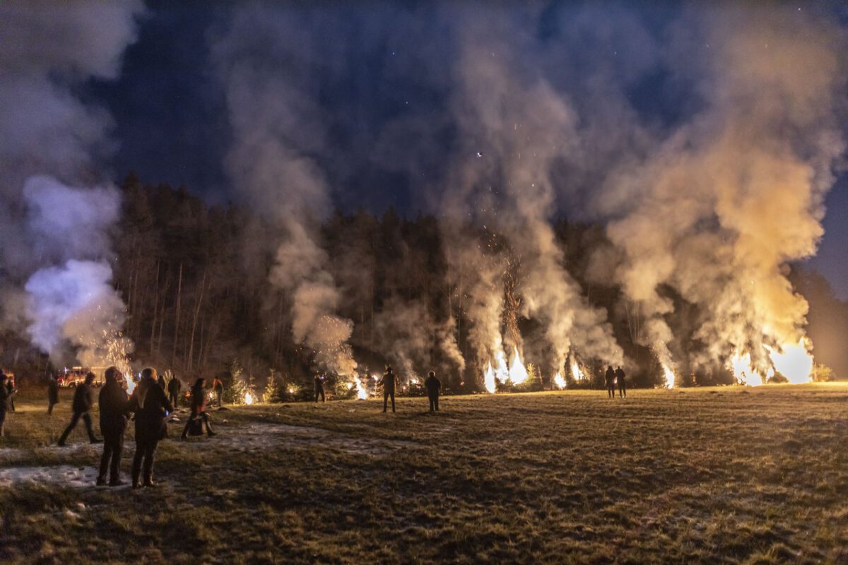 Mahnfeuer mit 200 Weihnachtsbäumen [mit Video]