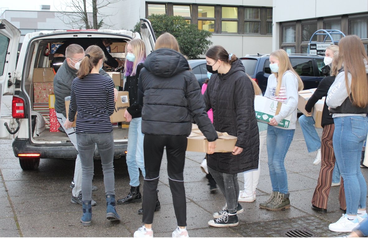 Schülerinnen sammeln Pakete für notleidende Menschen