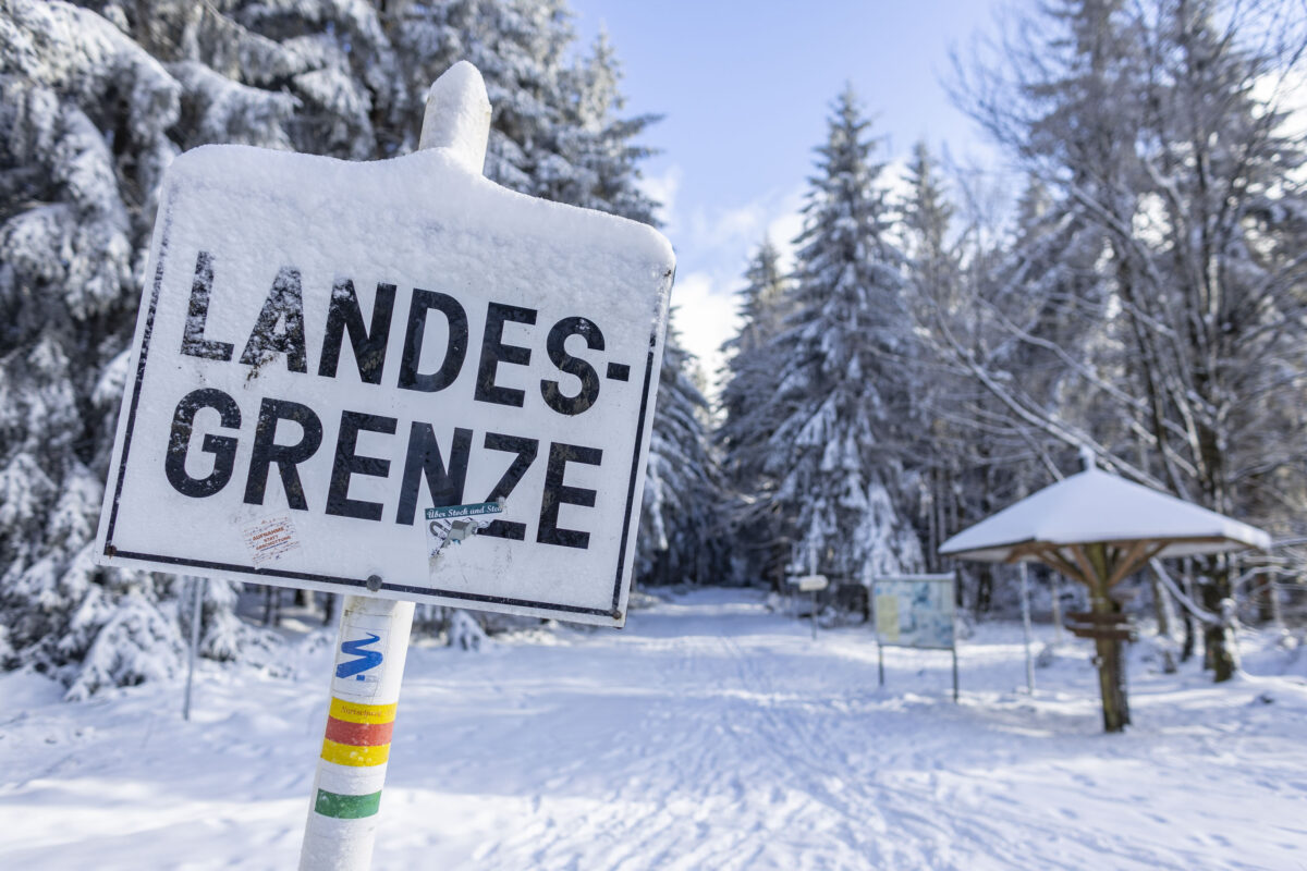 Tschechisches Landesvermessungsamt überprüft Grenzzeichen