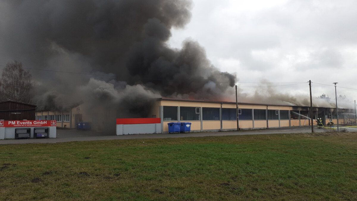 [Update:] Jetzt kämpfen schon 250 Feuerwehrleute gegen die Flammen an  [mit Video]