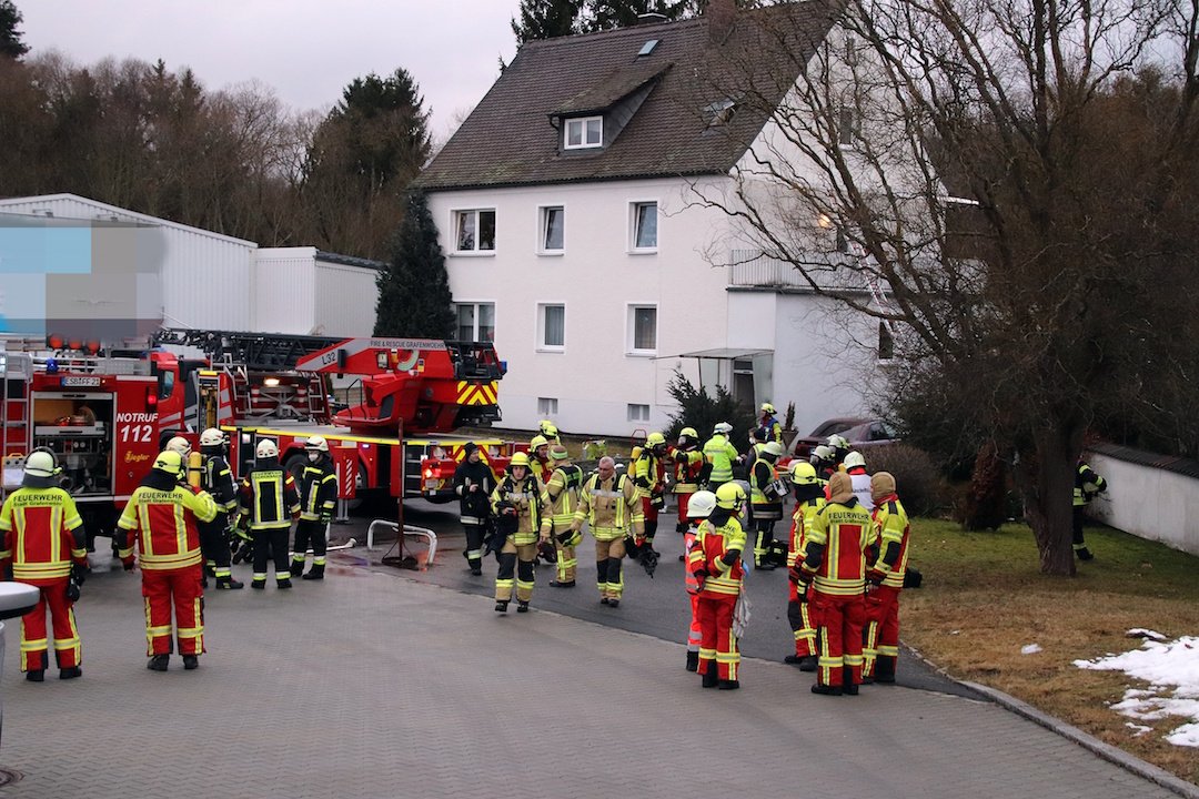 Brand im Keller: Familie rettet sich auf den Balkon