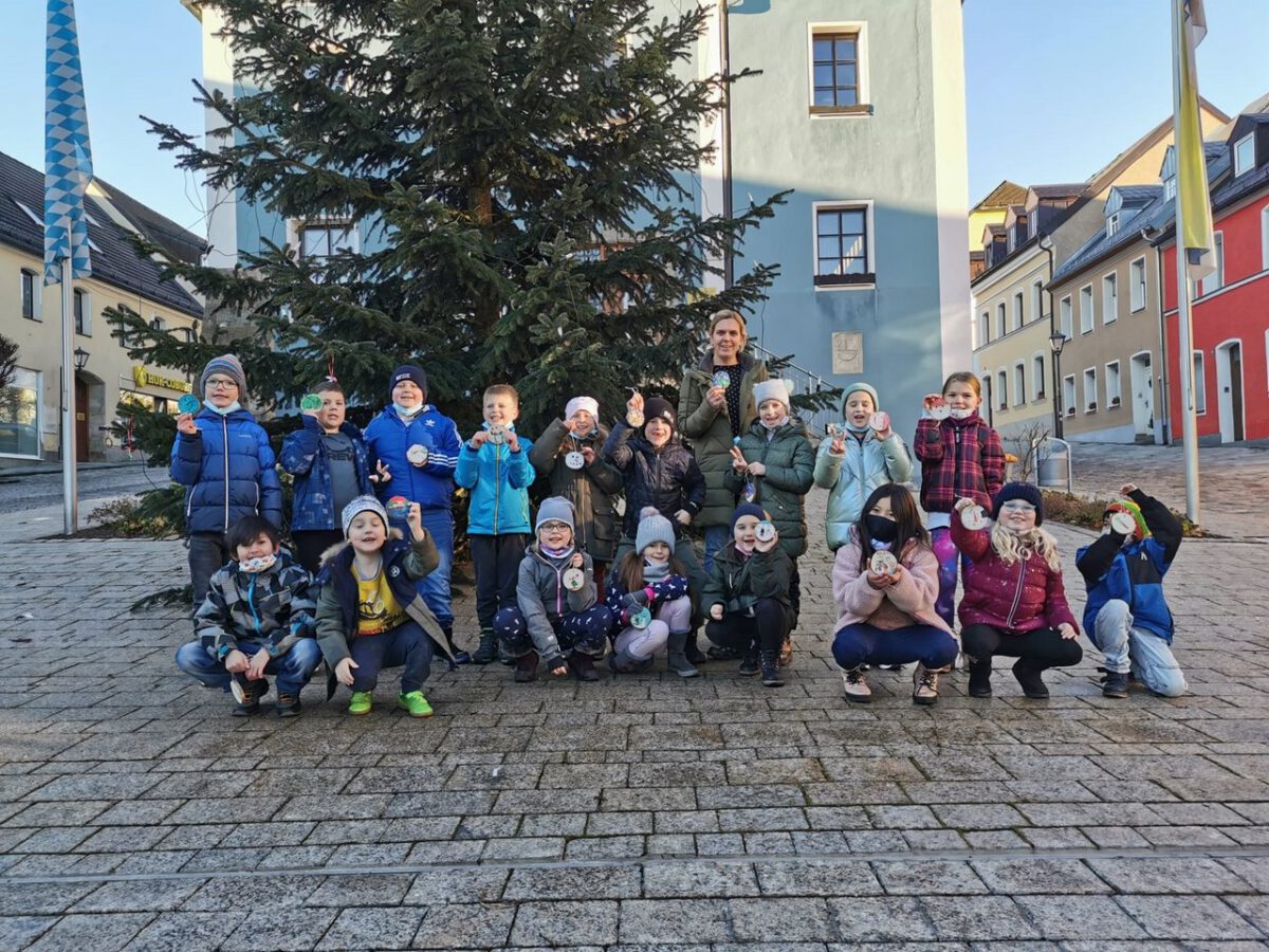 Kinder schmücken Eschenbacher Christbaum