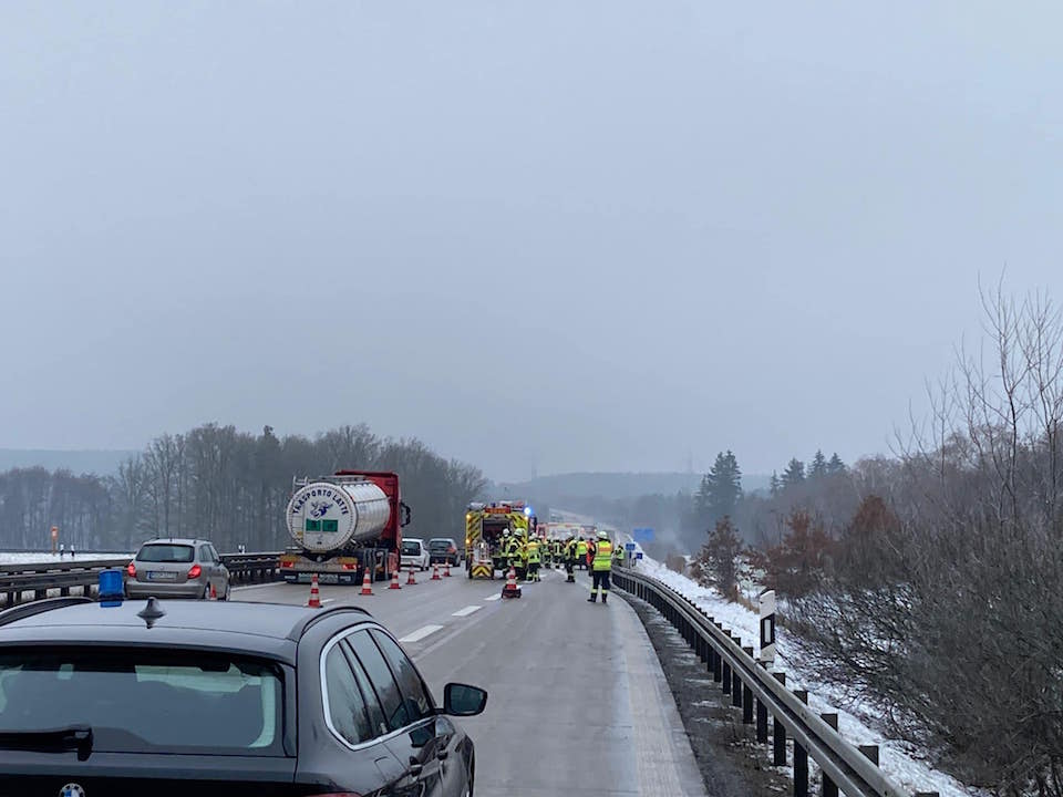 Eisregen: Auto kracht in querstehenden Sattelzug