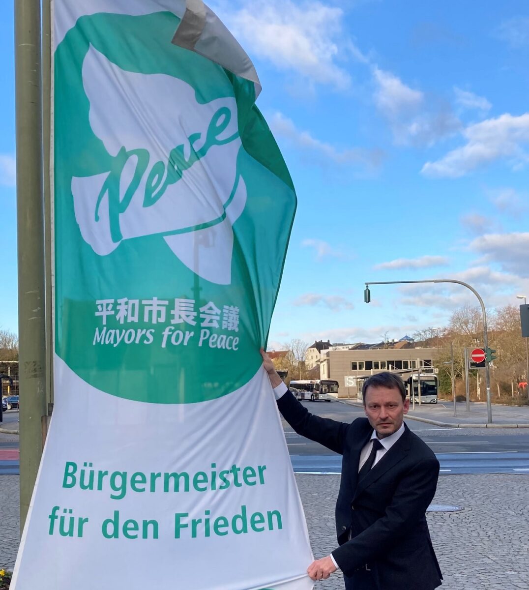 Ukraine-Krieg: Weiden hisst die Friedens-Flagge