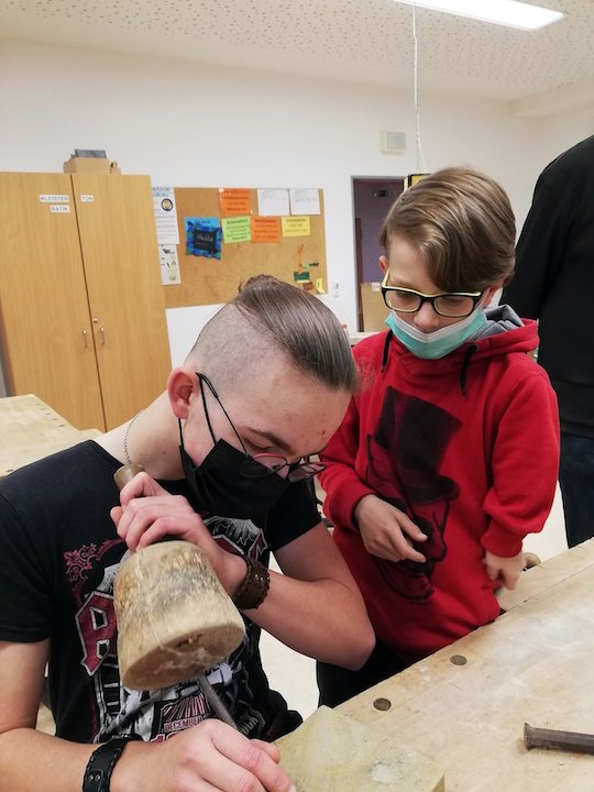 Mittelschüler greifen zu Hammer und Meißel