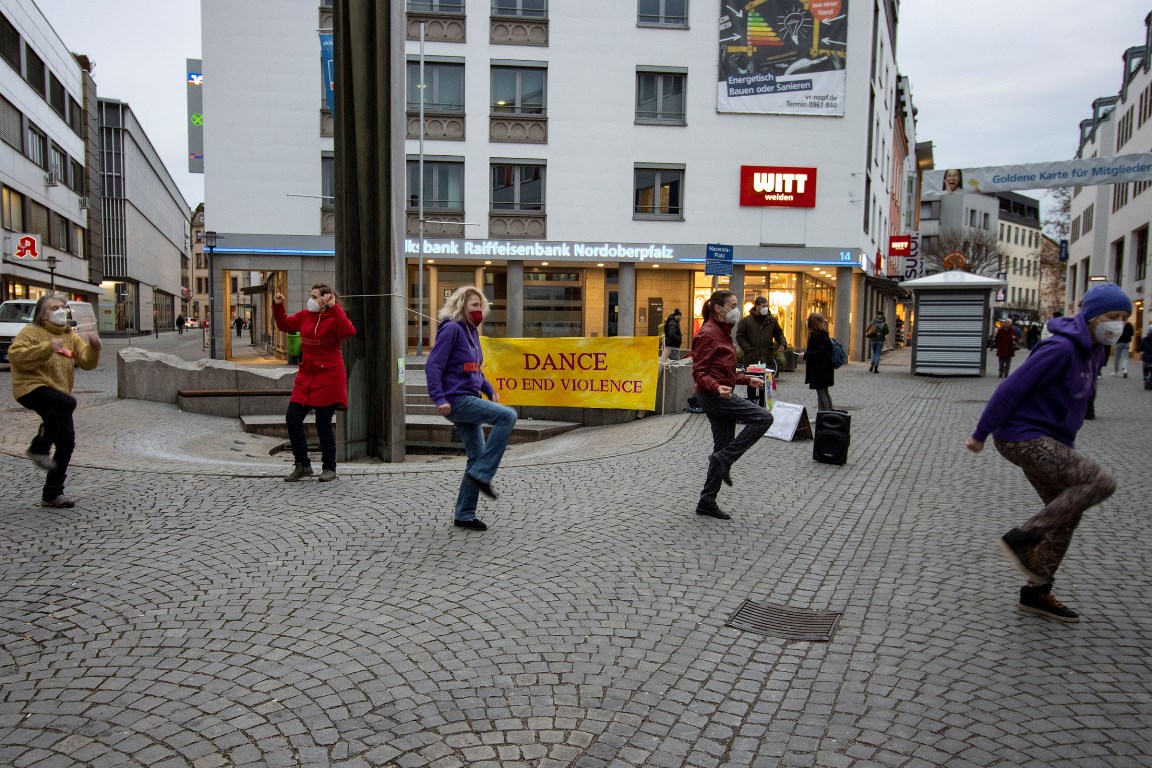 Frauen tanzen in Weiden gegen Gewalt