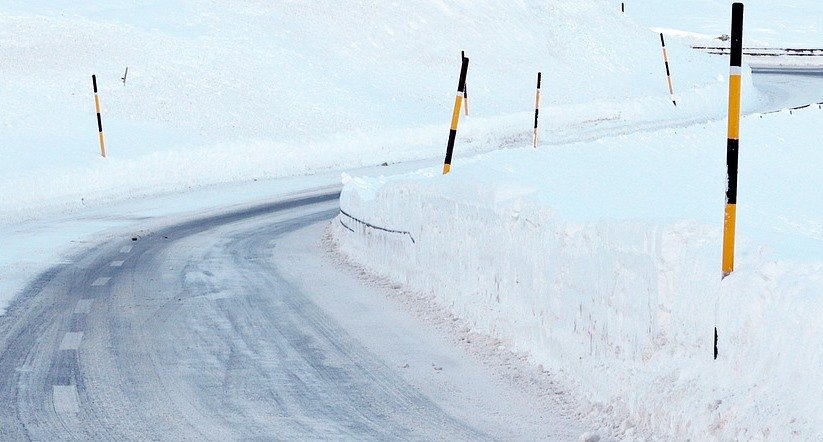 Speerweitwurf mit Schneeleitpfosten