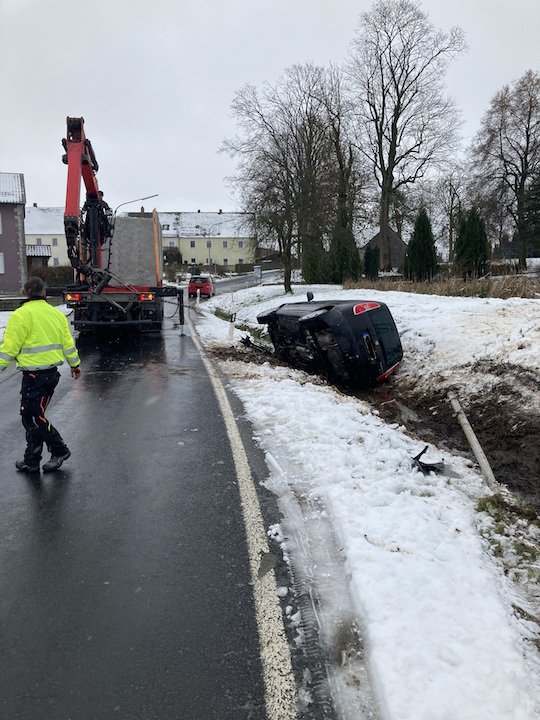 Auto landet im Straßengraben: Bub (12) verletzt