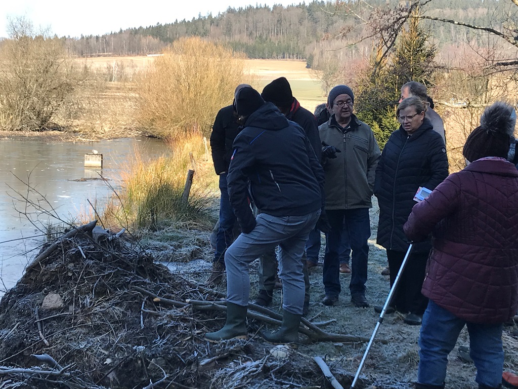 Abgeordnete begutachtet Biber-Schäden bei Teichen