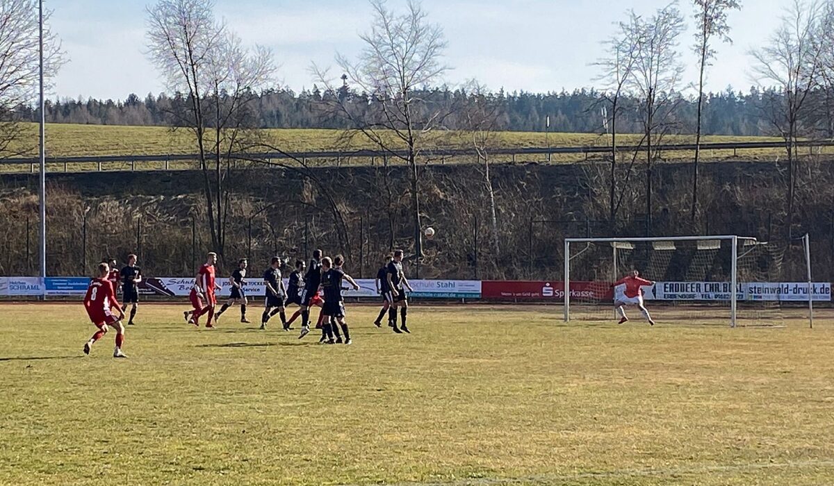 FC Weiden Ost nimmt hohe Hürde