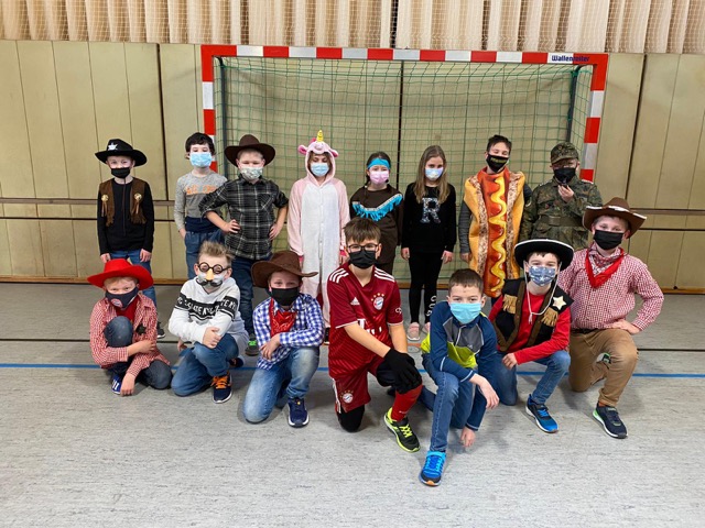 Mit Faschingskostüm in der Schule