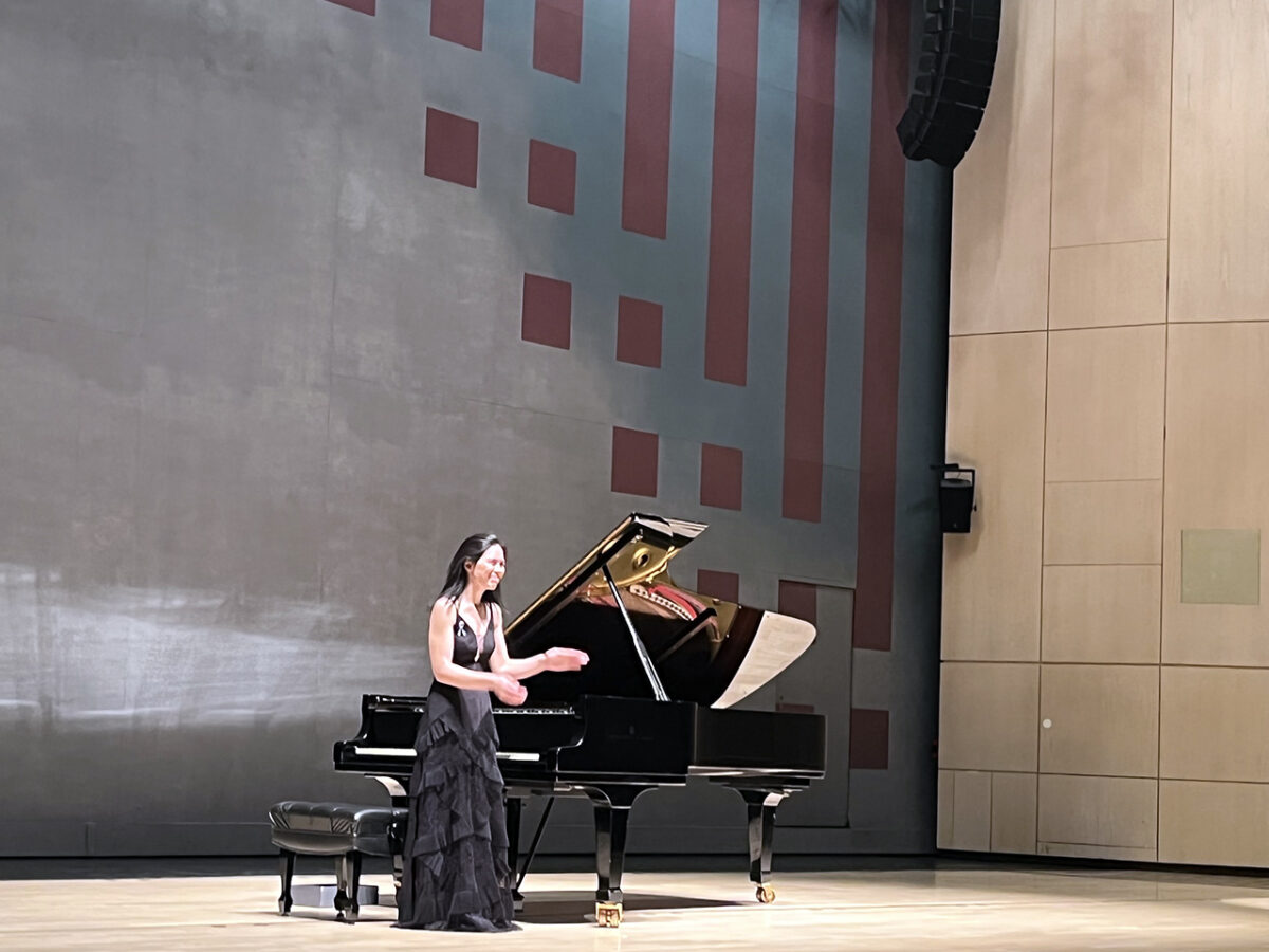 Weidener Meisterkonzerte mit Pianistin Mona Asuka: Warmes Licht und lodernde Glut