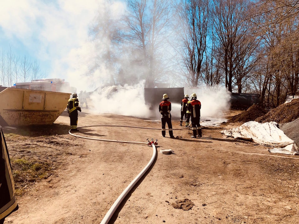Ladewagen fängt in der Scheune Feuer