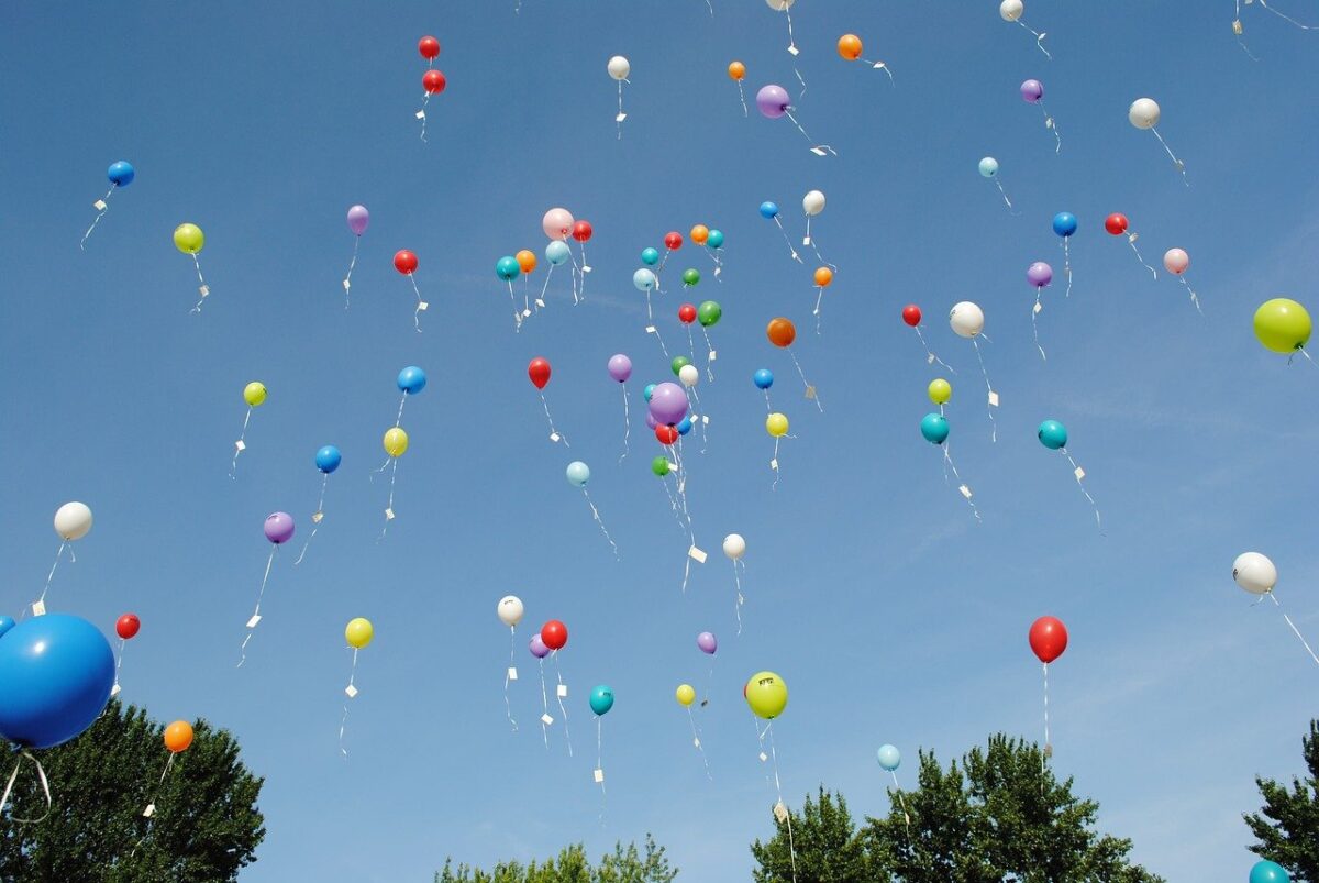Mit Luftballons ein Zeichen setzen